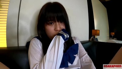 18-ročná japonská dievčina s malými prsiami strieka a dosahuje orgazmy pri šukaní prstom a sexuálnej hračke. Ázijské dievča v školskom cosplay kostýme fajčí v amatérskom videu. Mao 7 OSAKAPORN.