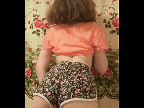 ❤️ Sexi mladá kočka si vyzlieka šortky pred kamerou Porno na nás ❌️❤