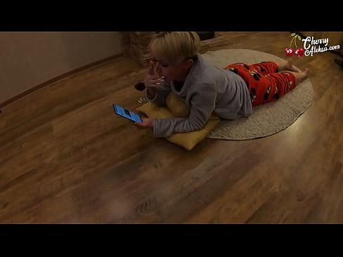 ❤️ Šialená blondínka fajčí obrovský penis a skáče na ňom - análny sex Porno na nás ❌️❤