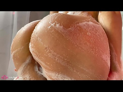 ❤️ Brunetka masturbuje kundičku s vibrátorom až do intenzívneho orgazmu v sprche Porno na nás ❌️❤
