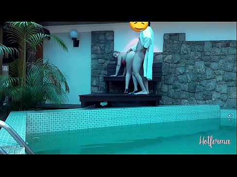 ❤️ Šéf pozve slúžku k bazénu, ale neodolala horúcemu Porno na nás ❌️❤