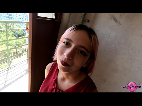 ❤️ Študentka zmyselne fajčí cudzinca vo vnútrozemí - strieka mu na tvár Porno na nás ❌️❤